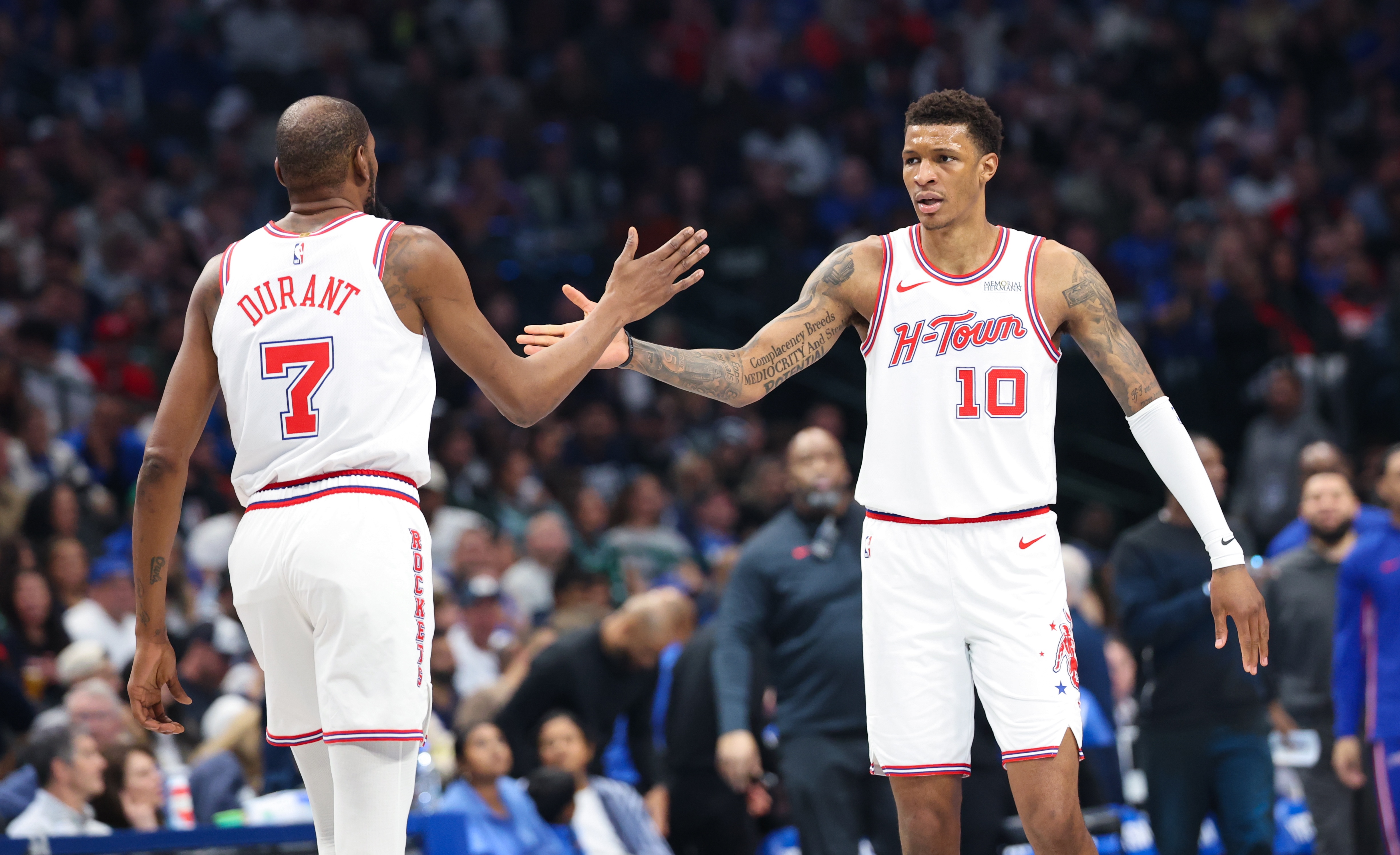 爱游戏在线登录-乌度卡谈小贾：对手包夹KD就一定有空位 他进了2个三分都是关键球