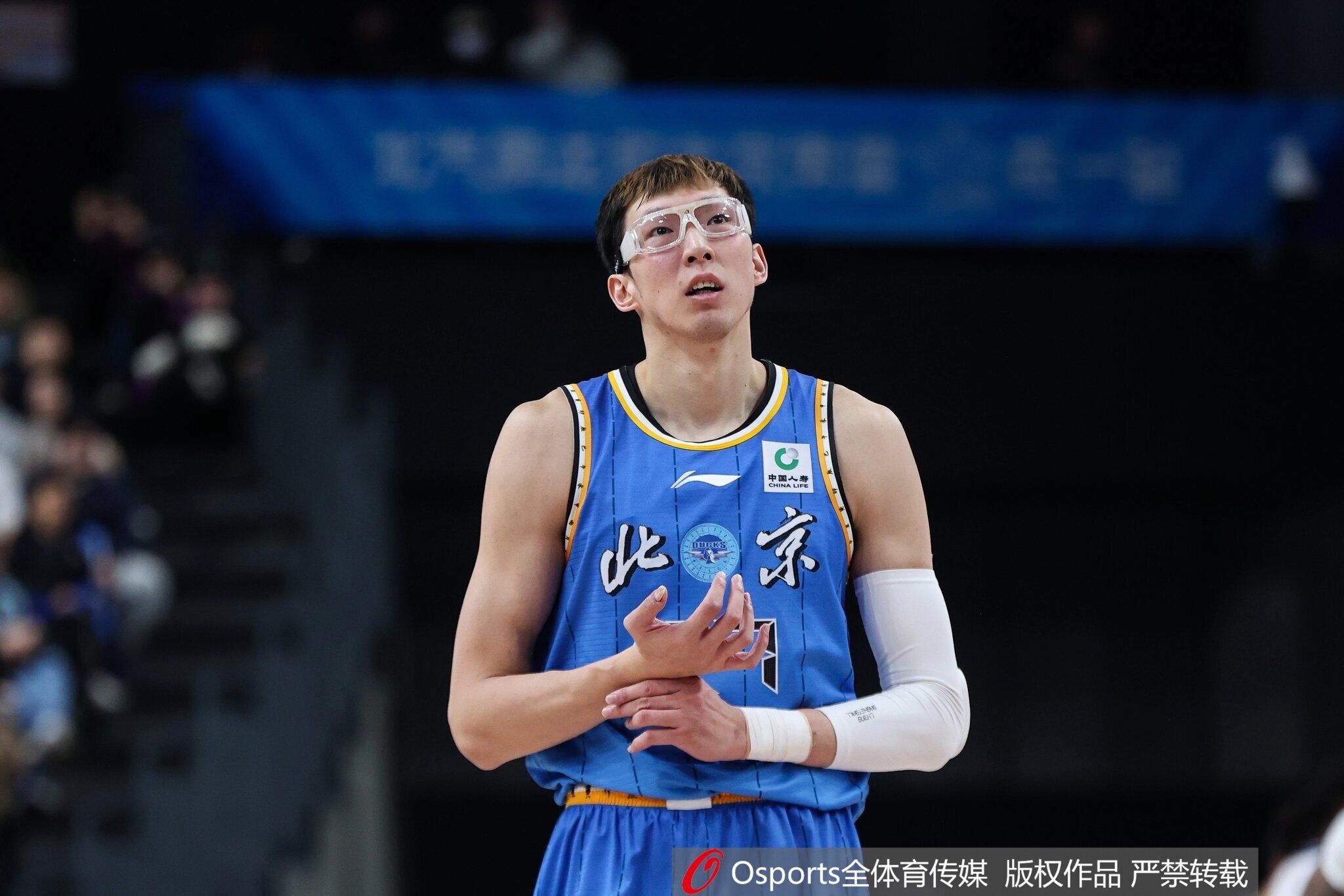 爱游戏在线登录-媒体人:周琦的天赋决定了他在CBA高薪 体质也决定了他当不了核心